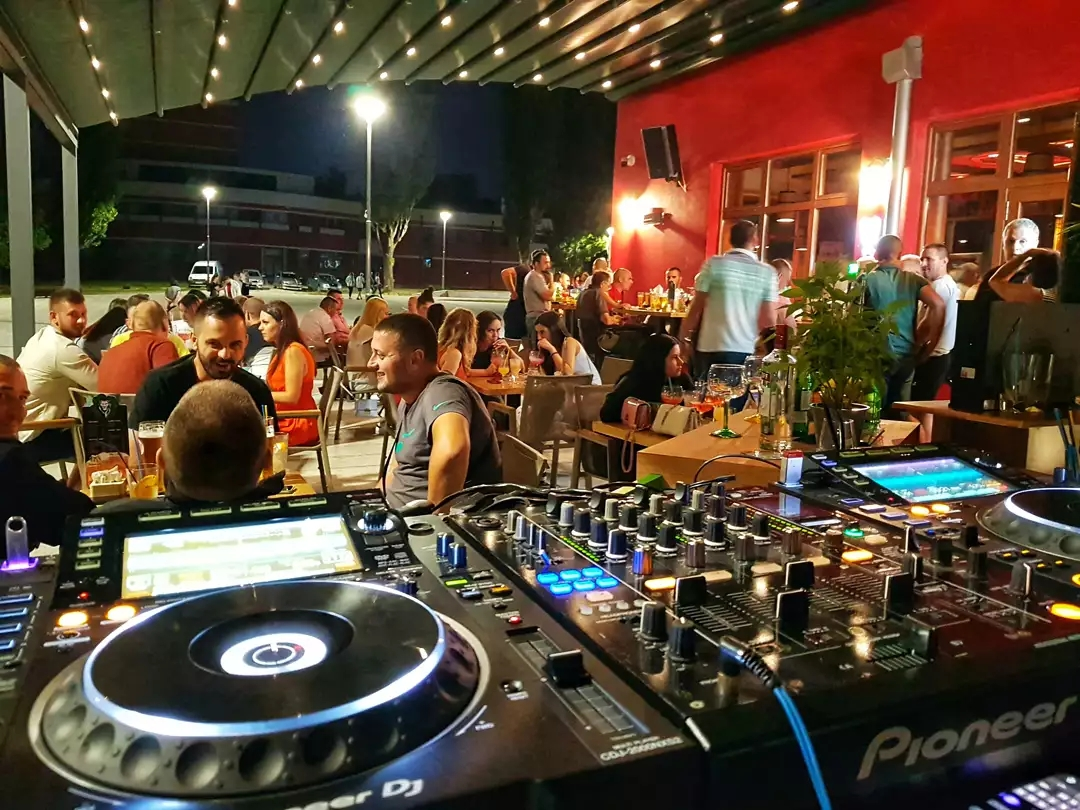 DJ veče u pubu